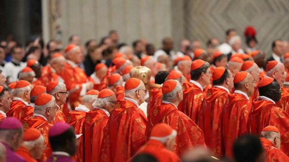 Para kardinal menghadiri misa untuk Pemilihan Paus Roma, sebelum dimulainya konklaf, di Basilika Santo Petrus, Vatikan, pada 7 Mei 2025.