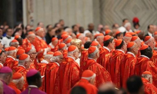 Para kardinal menghadiri misa untuk Pemilihan Paus Roma, sebelum dimulainya konklaf, di Basilika Santo Petrus, Vatikan, pada 7 Mei 2025.
