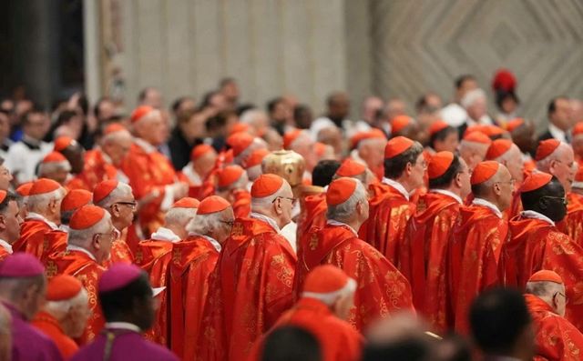 Para kardinal menghadiri misa untuk Pemilihan Paus Roma, sebelum dimulainya konklaf, di Basilika Santo Petrus, Vatikan, pada 7 Mei 2025.
