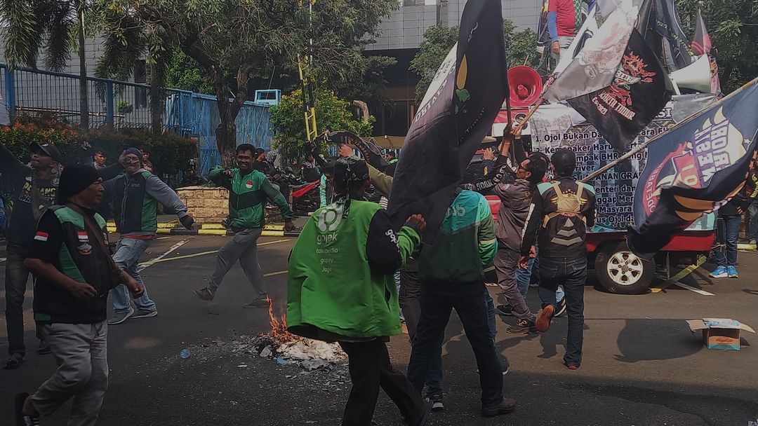 Aksi unjuk rasa Pandawa V, aliansi komunitas ojek online di depan Kantor Kemenaker, Jakarta, Kamis, 8 Mei 2025.