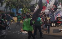 Aksi unjuk rasa Pandawa V, aliansi komunitas ojek online di depan Kantor Kemenaker, Jakarta, Kamis, 8 Mei 2025.