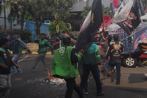 Aksi unjuk rasa Pandawa V, aliansi komunitas ojek online di depan Kantor Kemenaker, Jakarta, Kamis, 8 Mei 2025.