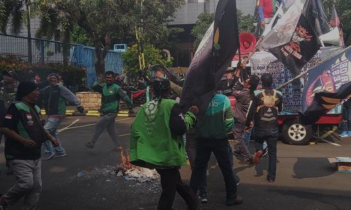Aksi unjuk rasa Pandawa V, aliansi komunitas ojek online di depan Kantor Kemenaker, Jakarta, Kamis, 8 Mei 2025.