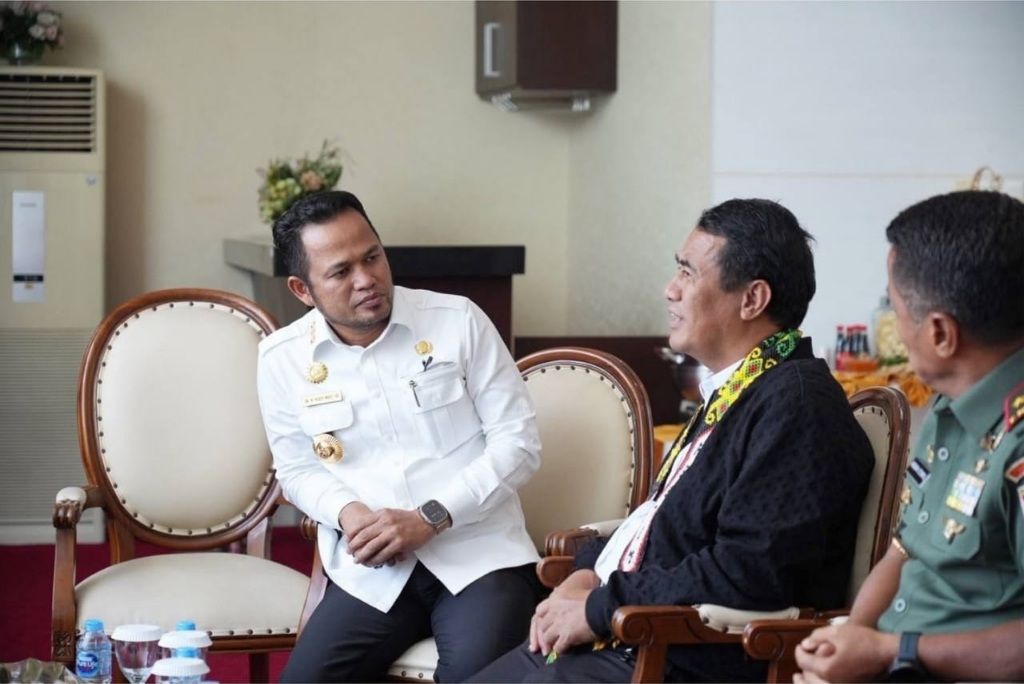 Gubernur Kalimantan Timur Rudy Mas'ud dan Menteri Pertanian Amran Sulaiman berdiskusi terkait kebijakan swasembada pangan.