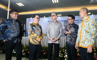 Dari ki-ka : Direktur BFI Finance Goklas - Direktur BFI Finance Rudy Eddywidjaja - Presiden Direktur BFI Finance Sutadi - Direktur BFI Finance Iwan - Direktur BFI Finance Sudjono berbincang saat Rapat Umum Pemegang Saham Tahunan dan Luar Biasa (RUPST&LB) tahun buku 2024 yang berlangsung di Tangerang Selatan 8 Mei 2025. Foto : Panji Asmoro/TrenAsia