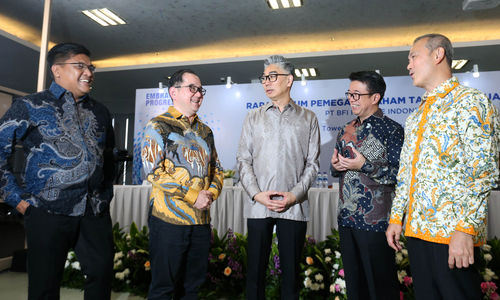 Dari ki-ka : Direktur BFI Finance Goklas - Direktur BFI Finance Rudy Eddywidjaja - Presiden Direktur BFI Finance Sutadi - Direktur BFI Finance Iwan - Direktur BFI Finance Sudjono berbincang saat Rapat Umum Pemegang Saham Tahunan dan Luar Biasa (RUPST&LB) tahun buku 2024 yang berlangsung di Tangerang Selatan 8 Mei 2025. Foto : Panji Asmoro/TrenAsia
