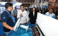 Dari ki-ka: Kepala Bidang Logistik Cold Chain Perkumpulan Pelaku Logistik Indonesia (PPLI) Tejo Mulyono, Project Manager IISM & Indonesia Cold Chain Expo 2025 Carolyn Khoe, dan Direktur Pemasaran Ditjen PDSPKP Kementerian Kelautan dan Perikanan (KKP) Erwin Dwiyana berdiskusi dengan peserta pameran dalam International Indonesia Seafood & Meat (IISM) & Indonesia Cold Chain Expo 2025 di JIEXPO Kemayoran, Jakarta 7-10 Mei 2025. Foto : Panji Asmoro/TrenAsia