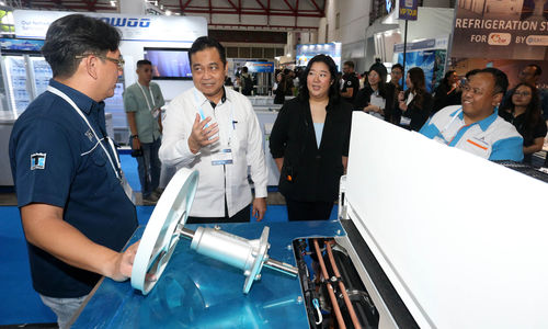 Dari ki-ka: Kepala Bidang Logistik Cold Chain Perkumpulan Pelaku Logistik Indonesia (PPLI) Tejo Mulyono, Project Manager IISM & Indonesia Cold Chain Expo 2025 Carolyn Khoe, dan Direktur Pemasaran Ditjen PDSPKP Kementerian Kelautan dan Perikanan (KKP) Erwin Dwiyana berdiskusi dengan peserta pameran dalam International Indonesia Seafood & Meat (IISM) & Indonesia Cold Chain Expo 2025 di JIEXPO Kemayoran, Jakarta 7-10 Mei 2025. Foto : Panji Asmoro/TrenAsia
