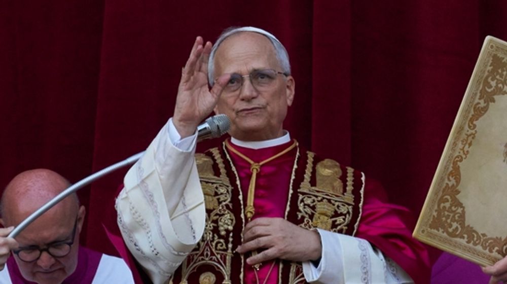 Paus Leo XIV yang baru terpilih muncul di balkon Basilika Santo Petrus di Vatikan, Kamis, 8 Mei 2025.