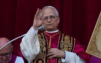 Paus Leo XIV yang baru terpilih muncul di balkon Basilika Santo Petrus di Vatikan, Kamis, 8 Mei 2025.