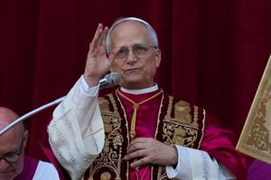 Paus Leo XIV yang baru terpilih muncul di balkon Basilika Santo Petrus di Vatikan, Kamis, 8 Mei 2025.