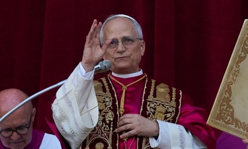 Paus Leo XIV yang baru terpilih muncul di balkon Basilika Santo Petrus di Vatikan, Kamis, 8 Mei 2025.