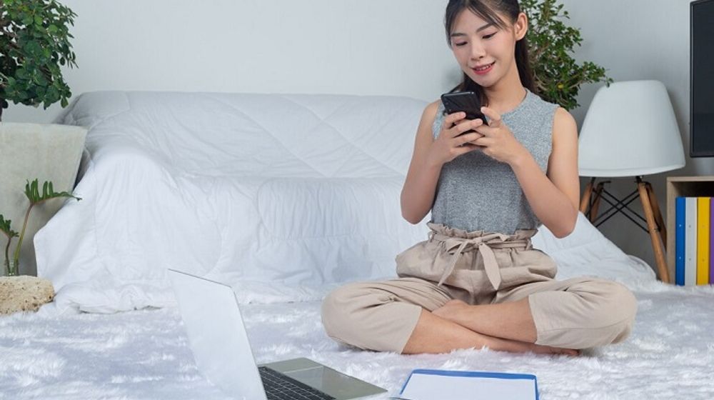 Ilustrasi wanita sedang bekerja menggunakan ponsel.