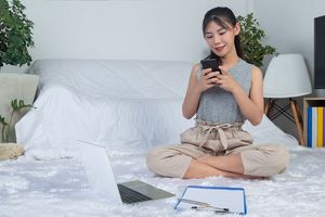 Ilustrasi wanita sedang bekerja menggunakan ponsel.