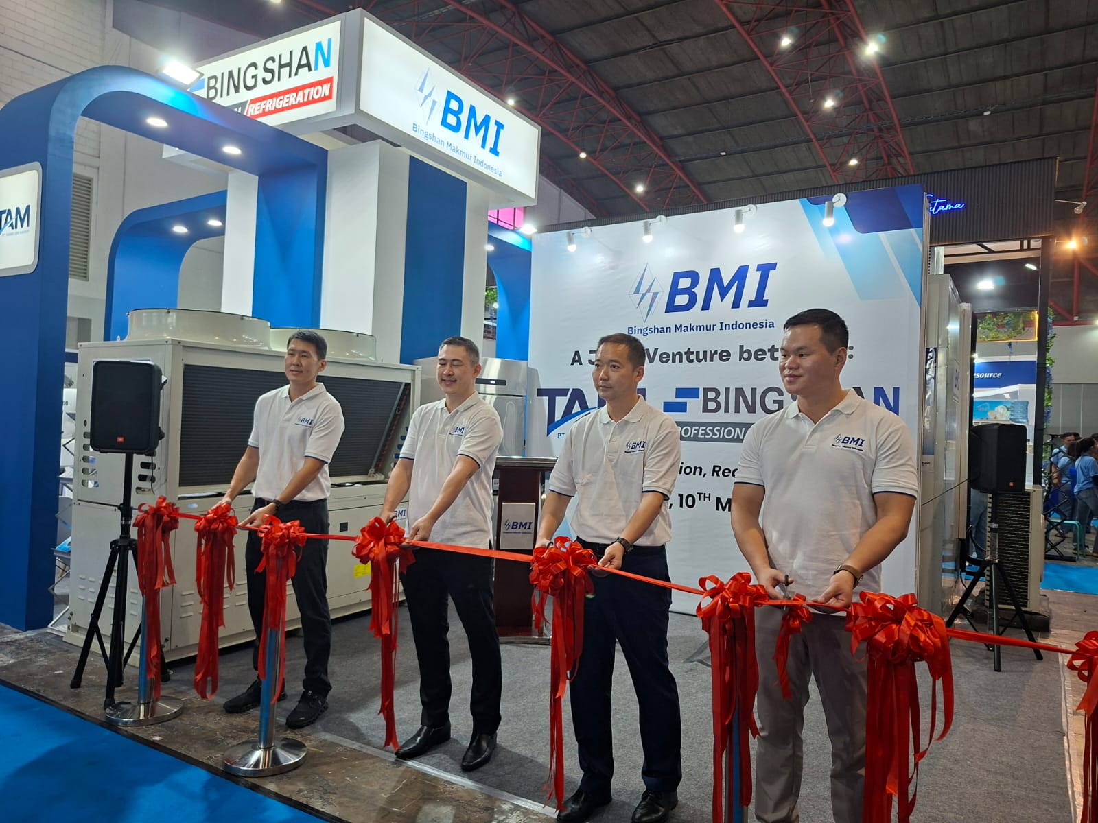 Peluncuran Joint Venture PT Bingshan Makmur Indonesia (BMI)
(Kiri-kanan) Direktur PT Bingshan Makmur Indonesia Jonathan Halim, Direktur Utama PT Bingshan Makmur Indonesia Jason Halim, Direktur PT Bingshan Makmur Indonesia Wang Feng, dan Deputy General Manager PT Bingshan Makmur Indonesia Bi Shuguang, menggunting pita dalam peluncuran perusahaan patungan (joint venture) PT Bingshan Makmur Indonesia (BMI) dalam ajang International Indonesia Seafood & Meat (IISM) dan Indonesia Cold Chain Expo 2025 di JIExpo Kemayoran, Jakarta, pada Sabtu (10/5/2025).
Hadirnya PT Bingshan Makmur Indonesia (BMI) merupakan wujud sinergi antara teknologi global dan kapabilitas layanan lokal. Kehadirannya bertujuan untuk menghadirkan solusi rantai dingin yang efisien, ramah lingkungan, dan andal guna mendukung pertumbuhan sektor makanan, minuman, perikanan, logistik, dan farmasi di Indonesia.