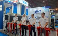 Peluncuran Joint Venture PT Bingshan Makmur Indonesia (BMI)

(Kiri-kanan) Direktur PT Bingshan Makmur Indonesia Jonathan Halim, Direktur Utama PT Bingshan Makmur Indonesia Jason Halim, Direktur PT Bingshan Makmur Indonesia Wang Feng, dan Deputy General Manager PT Bingshan Makmur Indonesia Bi Shuguang, menggunting pita dalam peluncuran perusahaan patungan (joint venture) PT Bingshan Makmur Indonesia (BMI) dalam ajang International Indonesia Seafood & Meat (IISM) dan Indonesia Cold Chain Expo 2025 di JIExpo Kemayoran, Jakarta, pada Sabtu (10/5/2025).

Hadirnya PT Bingshan Makmur Indonesia (BMI) merupakan wujud sinergi antara teknologi global dan kapabilitas layanan lokal. Kehadirannya bertujuan untuk menghadirkan solusi rantai dingin yang efisien, ramah lingkungan, dan andal guna mendukung pertumbuhan sektor makanan, minuman, perikanan, logistik, dan farmasi di Indonesia.