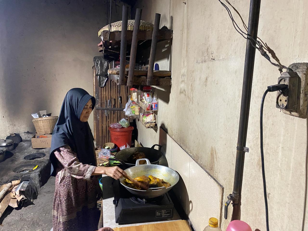 Proses memasak bebek brongot menggunakan jargas pgn