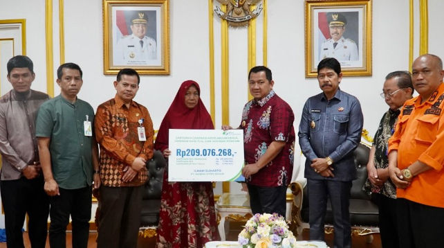 Pemkab PPU Serahkan Santunan untuk Keluarga Korban KMP Muchlisa