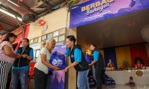 Peringati Hari Raya Waisak, BRI Peduli Salurkan Bantuan Sembako untuk Ribuan Umat Buddha