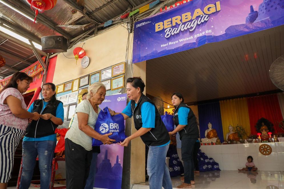 Peringati Hari Raya Waisak, BRI Peduli Salurkan Bantuan Sembako untuk Ribuan Umat Buddha
