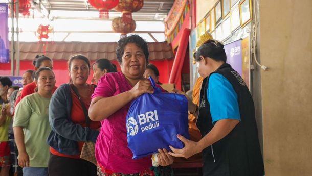 BRI Peduli Bagikan Bantuan Paket Sembako di Momen Waisak untuk Umat Buddha