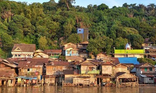 kemiskinan, permukiman kumuh, bantaran kali.jpg