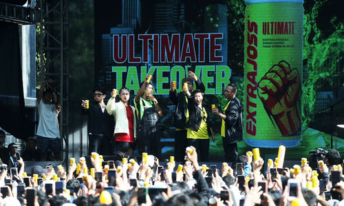 Parade dan Peluncuran Extrajoss Ultimate untuk pecinta gaya hidup sehat di Car Free Day (CFD). Penampilan Marching band kolaboratif, influencer, ballerina,cheerleader, pemain enggrang, komunitas BMX, pelari, pesepeda, hingga roller skaters dari Bundaran HI menuju Pintu 6 GBK. Minggu 11 Mei 2025. Foto : Panji Asmoro/TrenAsia