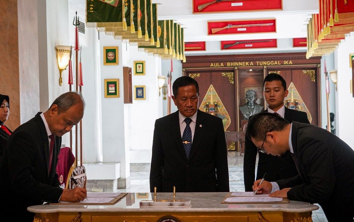 PT Pindad menandatangani Memorandum of Understanding (MoU) dengan perusahaan pertahanan asal China, Norinco dan Sany Group yang disaksikan Wakil Menteri Pertahanan RI, Marsekal Madya TNI (Purn) Donny Ermawan pada Rabu, 7 Mei 2025.