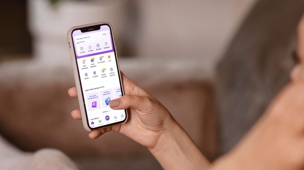 Foto Pendukung 1 - Nasabah tengah mengakses aplikasi perbankan digital Krom (1).jpg