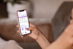 Foto Pendukung 1 - Nasabah tengah mengakses aplikasi perbankan digital Krom (1).jpg