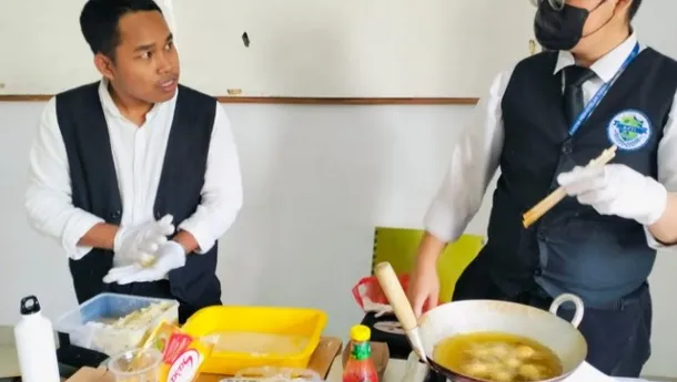 Wujudkan 'Proyek Horeka' Mahasiswa APTI Jajakan Anek Produk Kuliner Alternatif di Sekolah Tunas Indonesia'