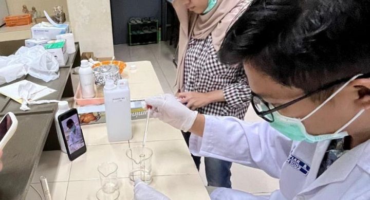 Mahasiswa FMIPA UNY Kembangkan Kulit Jeruk sebagai Penyerap Limbah Pewarna Batik