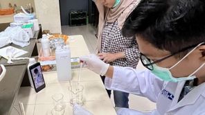 Mahasiswa FMIPA UNY Kembangkan Kulit Jeruk sebagai Penyerap Limbah Pewarna Batik