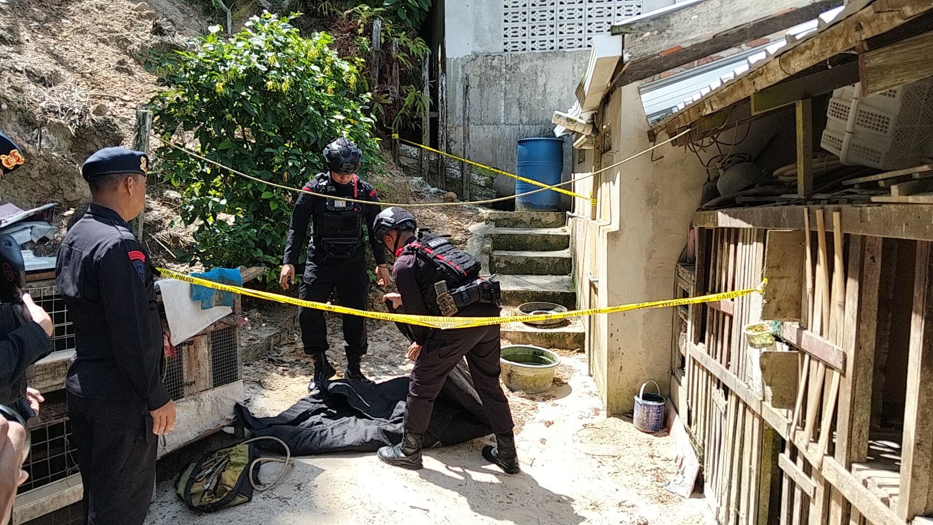 Tim Jibom Polda Kalimantan Timur mengamankan mortir aktif yang ditemukan warga Prapatan.