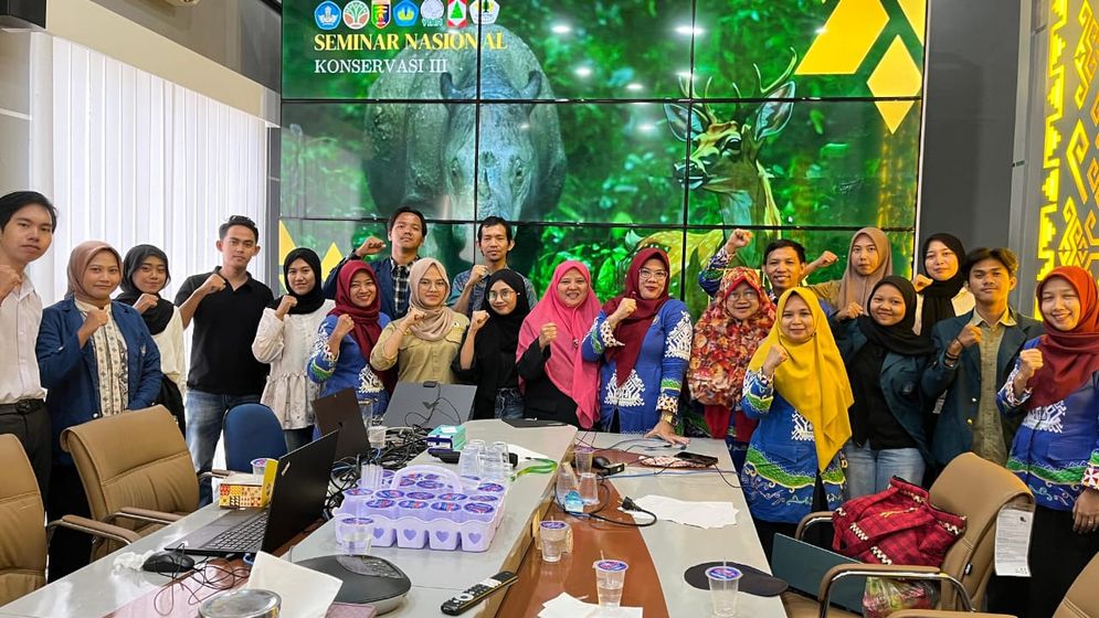 Penyelenggaraan Seminar Nasional Konservasi III 2025 dipusatkan di UPT TIK (Teknologi Informasi Komunikasi) Unila, didukung oleh Kementerian Kehutanan, Yayasan Badak Indonesia, dan Universitas Lampung.