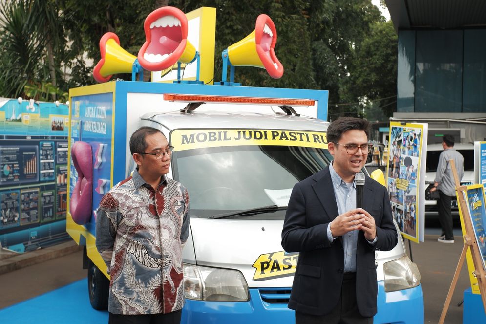 Direktur Jenderal Pengawasan Ruang Digital Kementerian Komunikasi dan Digital RI Alexander Sabar (kiri) bersama dengan Head of Regulatory and Public Affairs GoTo Financial Budi Gandasoebrata (kanan) menjelaskan program ‘Judi Pasti Rugi Keliling’ dari GoPay.