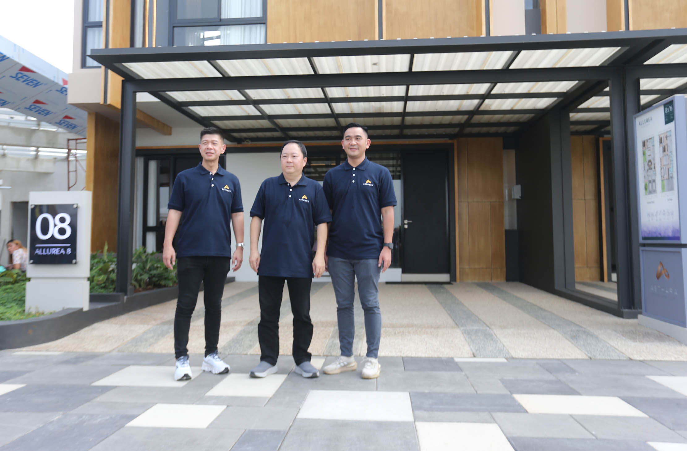 Dari ki-ka : Head of Sales and Marketing Asthara Skyfront City Fresco Prasetya - CEO Asthara Skyfront City Supardi Ang - Head of Residential Aruna Hidayat saat eresmian rumah contoh ALLUREA dalam super cluster The Floritz di Kota Tangerang Banten. 16 Mei 2025. Foto : Panji Asmoro/TrenAsia
