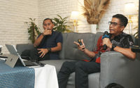 Ketua Badan Pengurus Perhimpunan Bantuan Hukum dan Hak Asasi Manusia Indonesia (PBHI) Julis Ibrani (kiri) bersama Deputi Kementerian Pemberdayaan Aparatur Negara dan Reformasi Birokrasi (KemenPAN-RB) Periode 2021-2023 Alex Denni(kanan) yang menjadi korban kriminalisasi dan dugaan rekayasa hukum selama hampir dua decade dalam Media Briefing Putusan Peninjauan Kembali (PK) Alex Denni di Jakarta,
Putusan Mahkamah Agung (MA) yang mengabulkan permohonan Peninjauan Kembali (PK) yang diajukan oleh Alex Denni tidak hanya memberikan keadilan bagi Alex Denni namun juga diharapkan menjadi momentum bagi koreksi total sistem peradilan di Indonesia. Jumat 16 Mei 2025. Foto : Panji Asmoro/TrenAsia