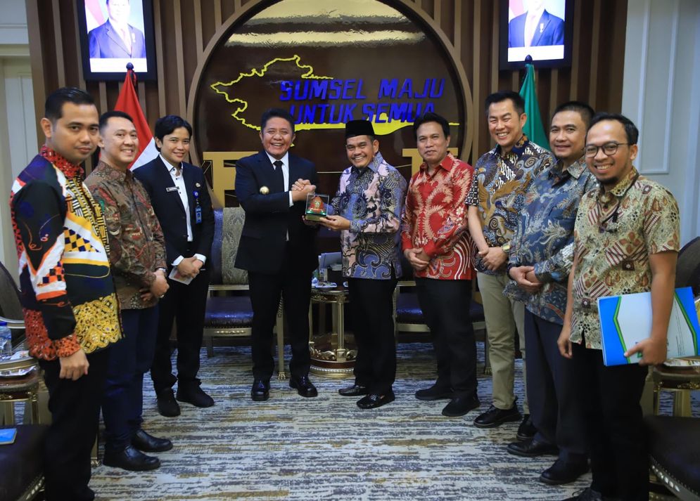 Gubernur Sumatra Selatan Herman Deru saat menerima kunjungan Manajemen PTPN I Regional 7 di Palembang, Jumat (16/5/2025).