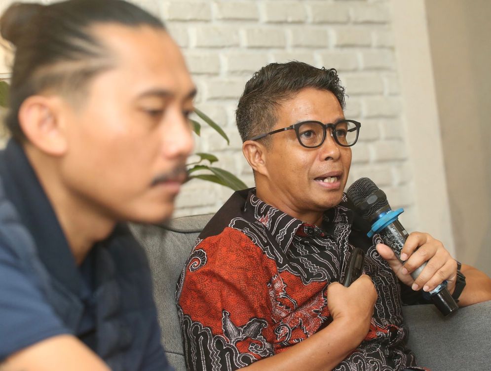 (kiri ke kanan) Ketua Badan Pengurus Perhimpunan Bantuan Hukum dan Hak Asasi Manusia Indonesia (PBHI) Julis Ibrani (kiri) bersama Deputi Kementerian Pemberdayaan Aparatur Negara dan Reformasi Birokrasi (KemenPAN-RB) Periode 2021-2023 Alex Denni (kanan) yang menjadi korban kriminalisasi dan dugaan rekayasa hukum selama hamper dua decade dalam Media Briefing Putusan Peninjauan Kembali (PK) Alex Denni di Jakarta, Jumat (16 Mei 2025).  Putusan Mahkamah Agung (MA) yang mengabulkan permohonan Peninjauan Kembali (PK) yang diajukan oleh Alex Denni tidak hanya memberikan keadilan bagi Alex Denni namun juga diharapkan menjadi momentum bagi koreksi total sistem peradilan di Indonesia.