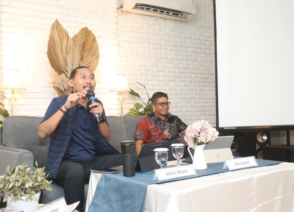 (kiri ke kanan) Ketua Badan Pengurus Perhimpunan Bantuan Hukum dan Hak Asasi Manusia Indonesia (PBHI) Julis Ibrani (kiri) bersama Deputi Kementerian Pemberdayaan Aparatur Negara dan Reformasi Birokrasi (KemenPAN-RB) Periode 2021-2023 Alex Denni (kanan) yang menjadi korban kriminalisasi dan dugaan rekayasa hukum selama hampir dua dekade dalam Media Briefing Putusan Peninjauan Kembali (PK) Alex Denni di Jakarta, Jumat (16 Mei 2025).  Putusan Mahkamah Agung (MA) yang mengabulkan permohonan Peninjauan Kembali (PK) yang diajukan oleh Alex Denni tidak hanya memberikan keadilan bagi Alex Denni namun juga diharapkan menjadi momentum bagi koreksi total sistem peradilan di Indonesia.