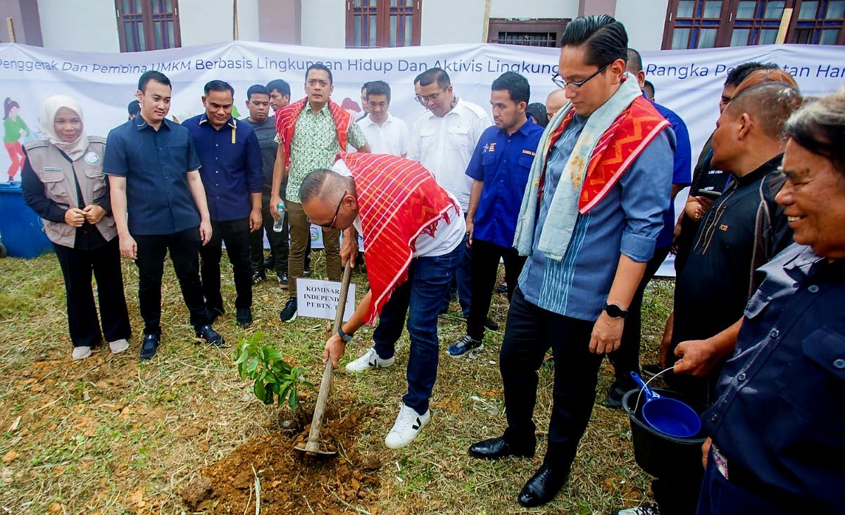 Komisaris Independen BTN Pietra Machreza Paloh bersama Wali Kota Medan Rico menanam pohon di Kwalabekala, Medanjohor
