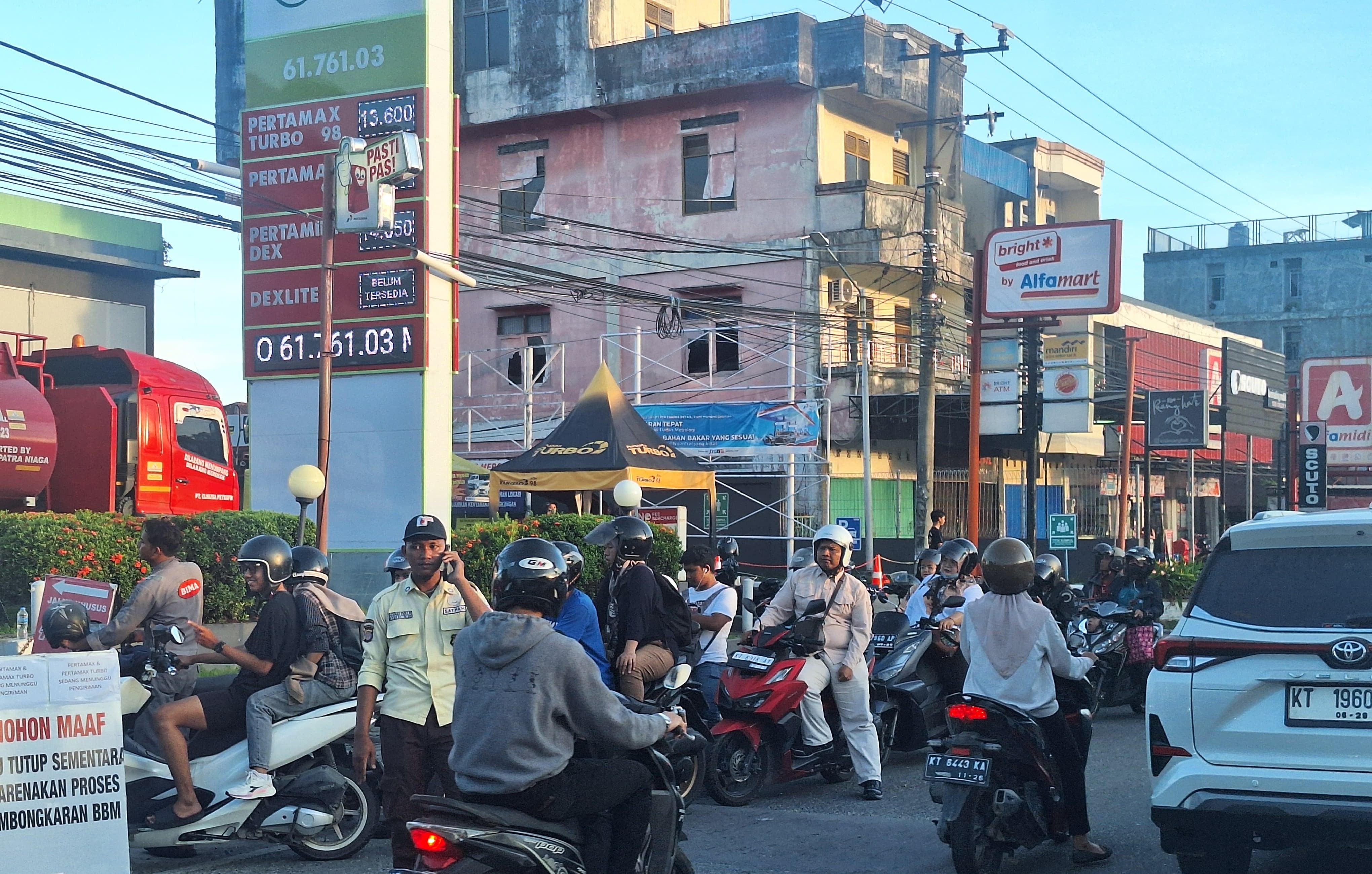 Antrian Panjang Pertamax di SPBU MT Haryono Mengular Hingga Sore Hari