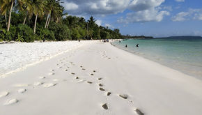 Mengintip Kemolekan Pulau-pulau dan Pantai Laut di Maluku Tenggara