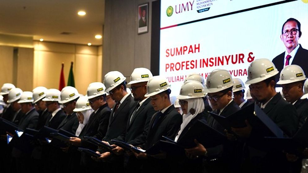 19052025-UMY sumpah insinyur.jpg