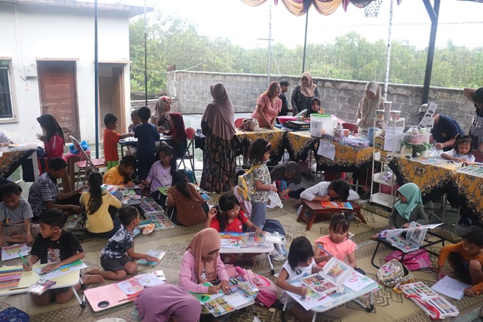 Anak-anak mengikuti lomba mewarnai yang diselenggarakan ‘’Guyub Rukun GMJR’’, di komplek perumahan GMJR, Guwosari, Pajangan, Bantul, Minggu (18/5/2025). Lomba ini digelar untuk menyemarakkan pameran buku dan  memperingati Hari Buku Nasional 2025 dan menumbuhkan budaya literasi dalam komunitas terkecil.  