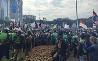 Aksi demo ojek online (ojol) di Patung Kuda, Jakarta Pusat, Selasa, 20 Mei 2025.