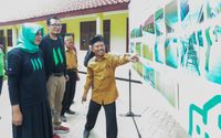 Director & Chief Legal, Risk and Compliance Officer Manulife Aset Manajemen Indonesia Justitia Tripurwasani (kiri), didampingi Ketua Dewan Pengawas Syariah MAMI Mohammad B. Teguh (tengah), mendengarkan penjelasan Kepala Sekolah SMP Djojoredjo Putat Nutug, Umaedi Rahmat (kanan), terkait dengan hasil renovasi gedung sekolah di Ciseeng, Kabupaten Bogor, Jawa Barat, Selasa (20/5). Dalam program baktiMAMI yang bertujuan untuk meningkatkan infrastruktur pendidikan di Tanah Air, dalam kesempatan kali ini MAMI bekerja sama dengan PT Dompet Dhuafa Social Enterprise (Dompet Dhuafa).