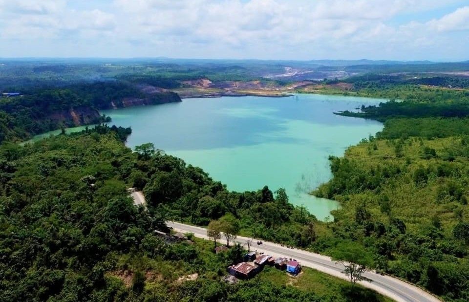 Kolam bekas penambangan batubara atau void di wilayah Kabupaten Kutai Kartanegara. Kerusakan lahan dan ancaman terhadap keanekaragaman hayati menjadi isu krusiala dalam penyusunan dokumen DIKPLHD.