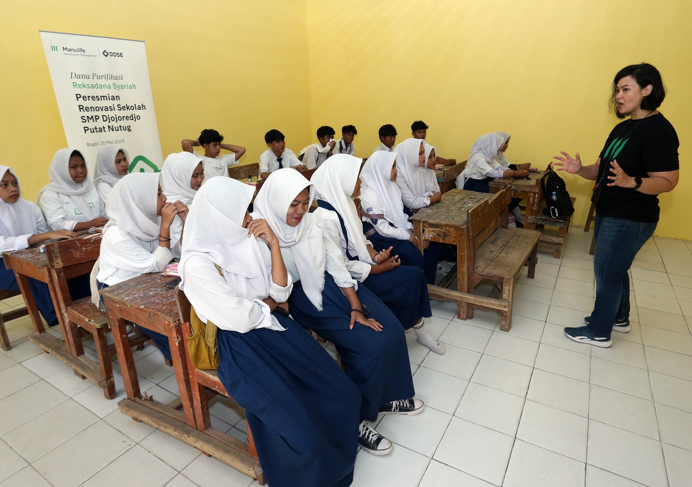 PT Manulife Aset Manajemen Indonesia (MAMI) melalui program bakti MAMI, merenovasi gedung sekolah SMP Djojoredjo Putat Nutug, Ciseeng, Kabupaten Bogor, Jawa Barat, Selasa (20/5). Renovasi ini merupakan bagian dari komitmen sosial MAMI untuk memajukan mutu pendidikan di Indonesia melalui pengembangan kualitas sumber daya, peserta didik, hingga program beasiswa. Foto : Panji Asmoro/TrenAsia